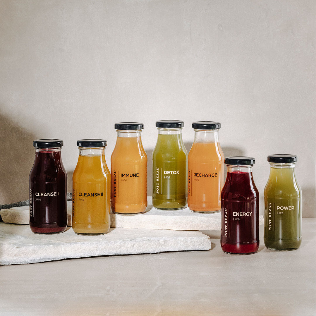 Sieben verschiedene POST BEZAU Juices nebeneinander