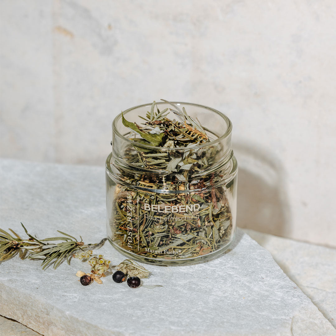 Räuchermischung Belebend im Glas geöffnet mit Zutaten daneben