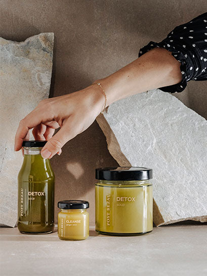 POST BEZAU JUICE Saft, Ginger Shot und Suppe, Hand greift nach Saft