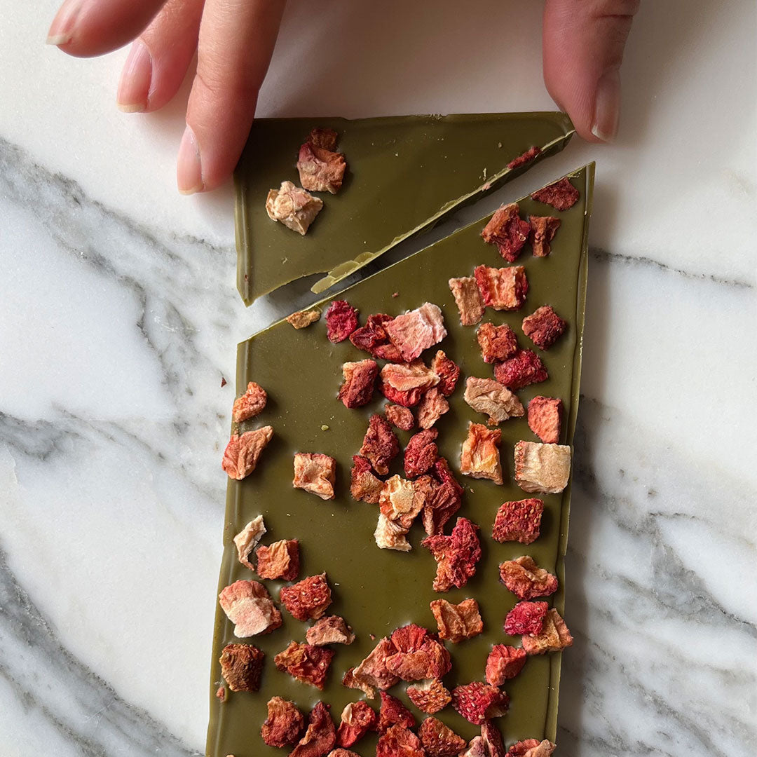 Organic Matcha Chocolate Strawberry by Health Bar Stück abgebrochen