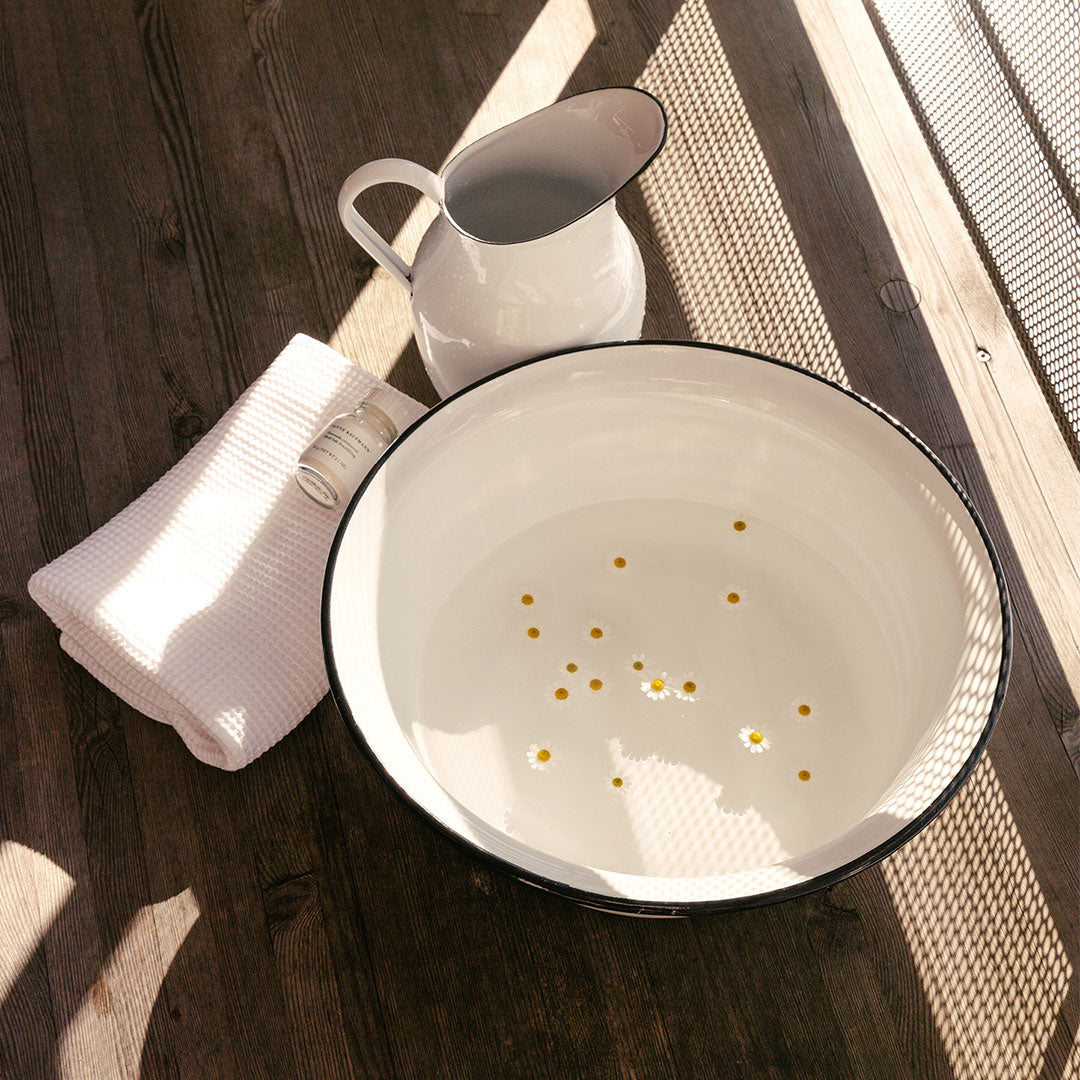 Emaille Schüssel und Karaffe mit Baumwolltuch und Susanne Kaufmann Kissenspray beruhigend für das Hotel Post Bezau Abendritual