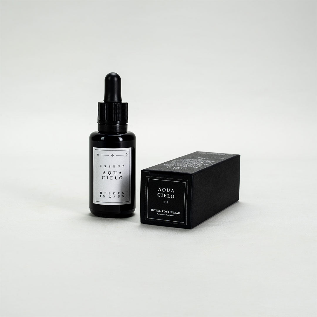 Essenz Aqua Cielo von Helden in Grün in Glasflasche mit Verpackung