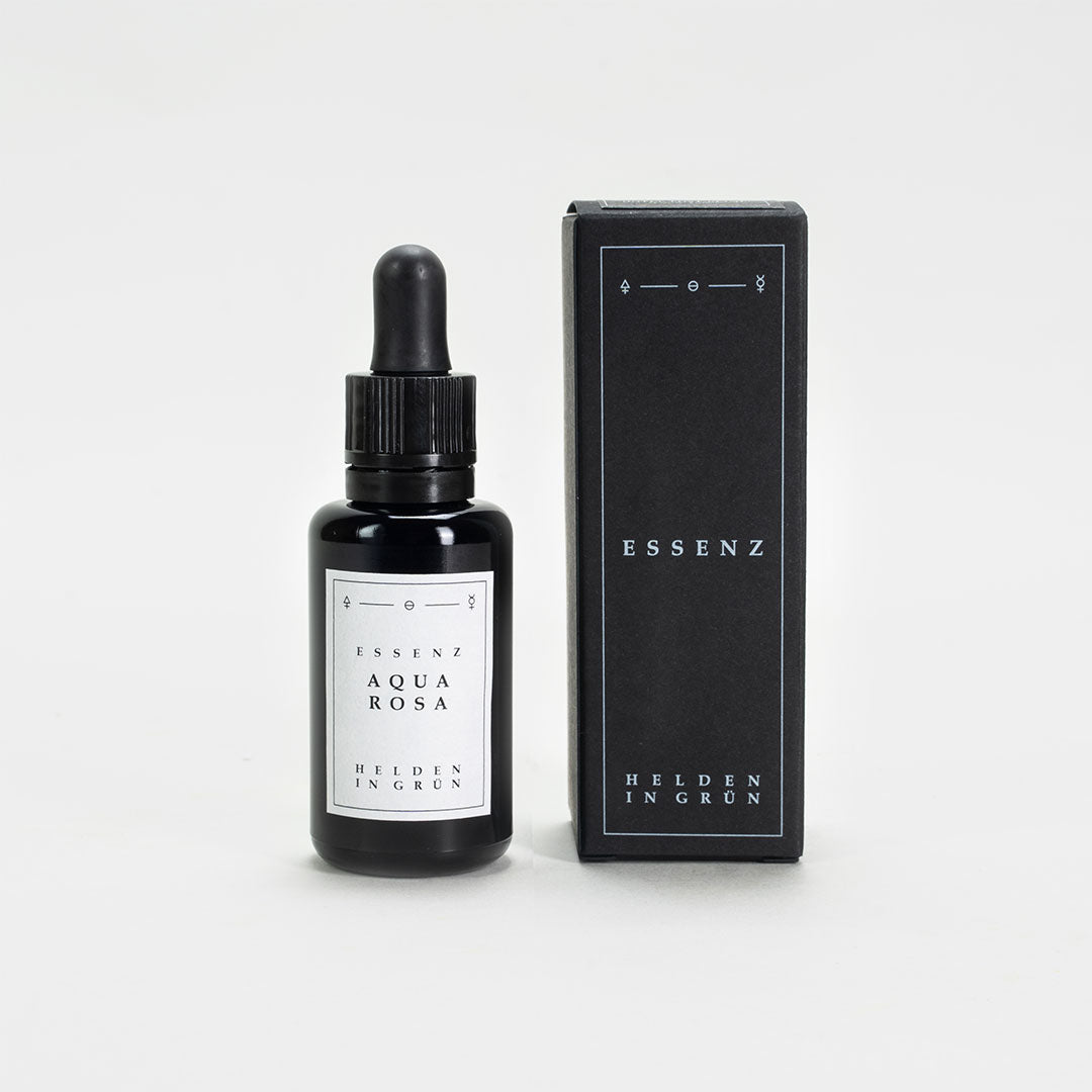 Schönheitsessenz Aqua Rosa von Helden in Grün in Glasflasche mit Verpackung stehend