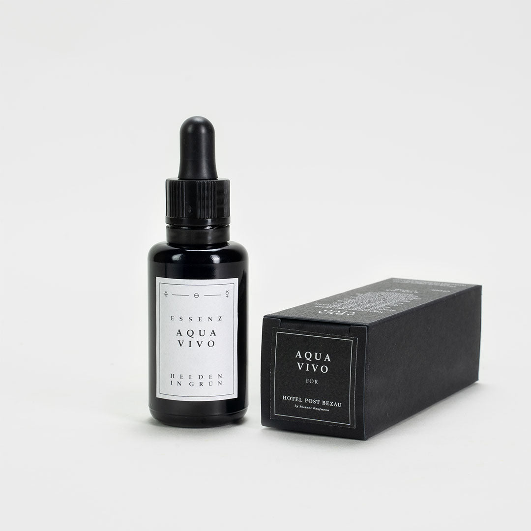 Essenz Aqua Vivo von Helden in Grün in Glasflasche mit Verpackung liegend