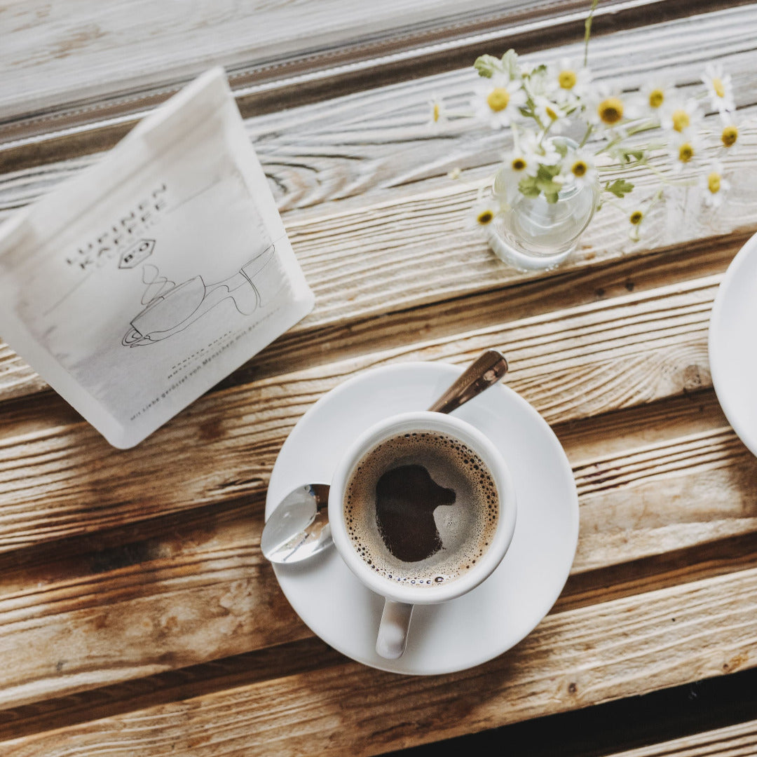 Tasse mit Lupinenkaffee, daneben Verpackung Lupinenkaffee