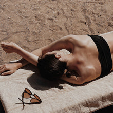 Load image into Gallery viewer, POST BEZAU JUICE Summer PackageFrau am Strand auf Handtuch liegend mit Sonnenbrille
