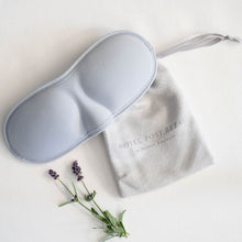 Lade das Bild in den Galerie-Viewer, Hotel Post Bezau Schlafmaske mit Aufbewahrungsbeutel und Lavendel für Hotel Post Bezau Schlafritual
